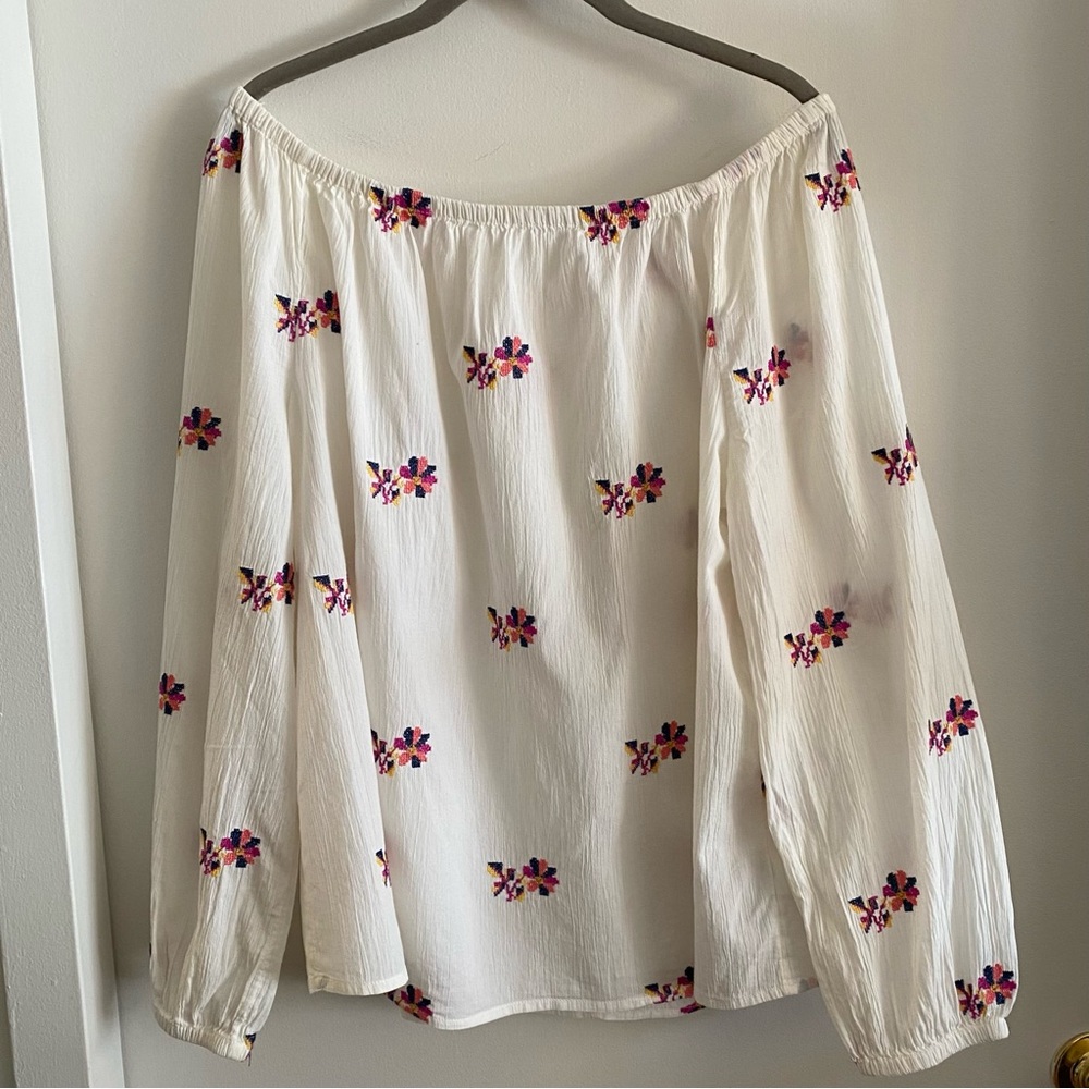 Gap L off white Floral Embroidered wide neck top.
